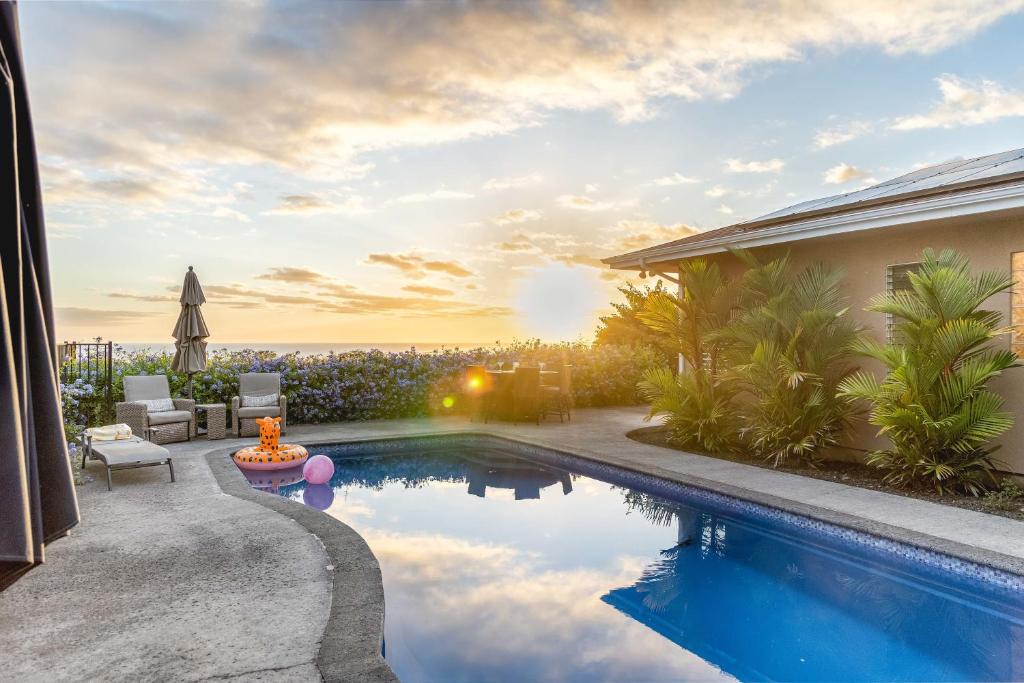 una piscina en el patio trasero de una casa en Ocean View Villa Sunset Pool King's Luxury experience, en Kailua-Kona