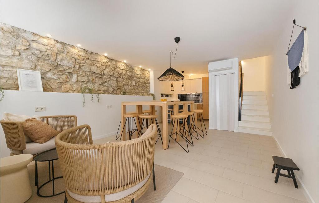 Un lugar para sentarse en Amazing Home In Pag With Wifi