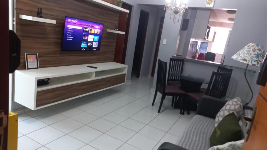 Televisyen dan/atau pusat hiburan di Ótimo apartamento aconchegante