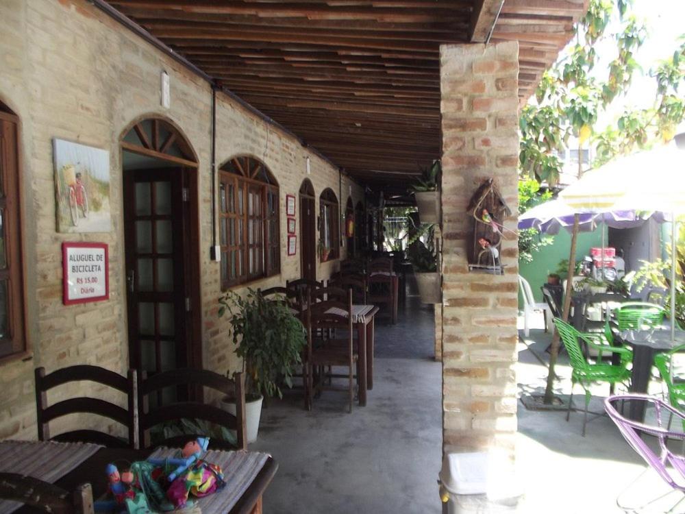 レシフェにあるPousada Hostel capitão da praiaのレストランのパティオ(テーブル、椅子付)