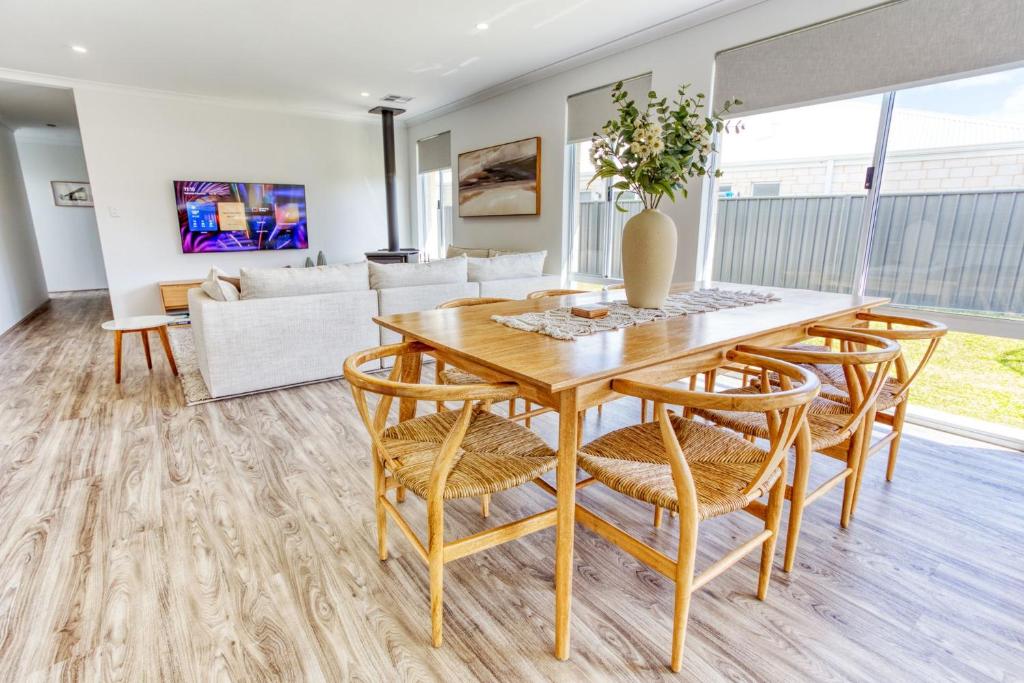 a dining room with a table and chairs at Casa de Reis - Beach House in Dunsborough