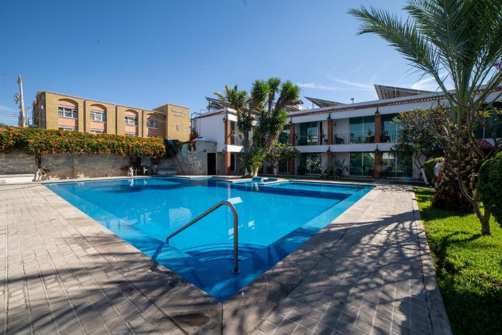 a swimming pool in front of a building at Hotel Autlan in Autlán de Navarro