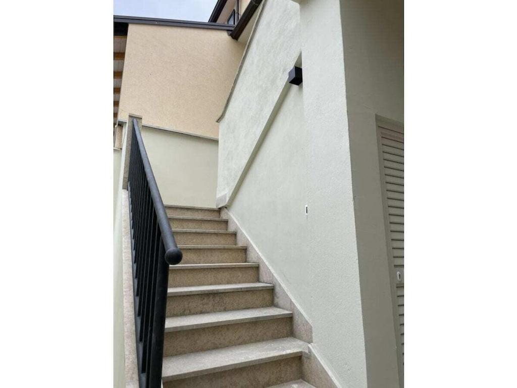 una scala che porta a una casa di Apartment Urban Green a Poreč (Parenzo)