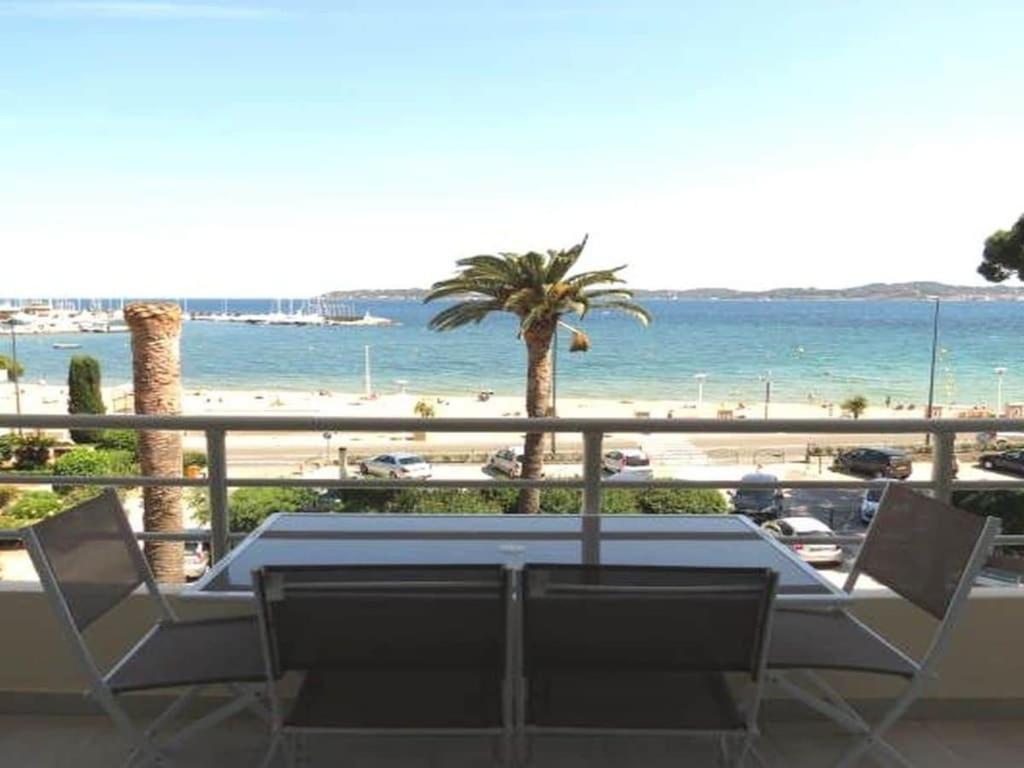 a table and chairs on a balcony overlooking the beach at Apartment Splendid Azur in Sainte-Maxime