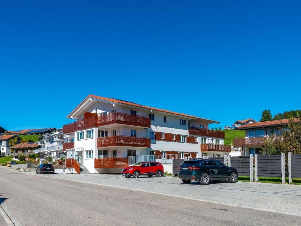 zwei Autos auf einem Parkplatz vor einem Gebäude geparkt in der Unterkunft Holiday apartment with 2 bedrooms in Kalzhofen