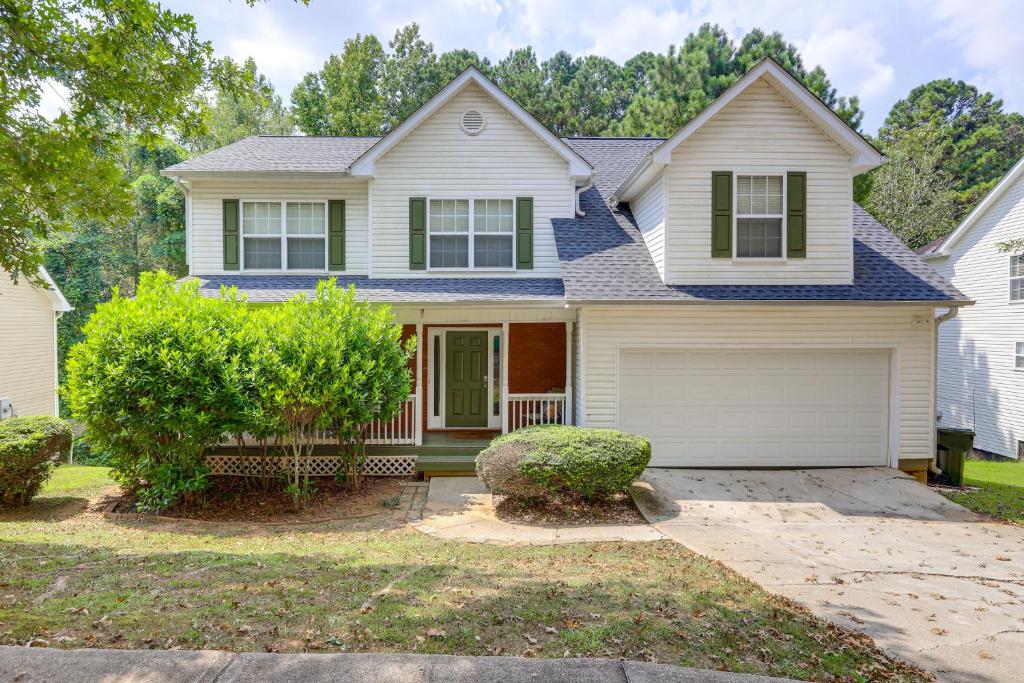Rock BridgeにあるPet-Friendly Home with Pool Access in Snellville!の白屋