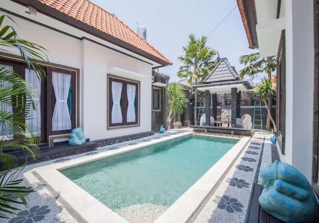 een zwembad voor een villa bij Villa Marjens 2 Seminyak area Bali in Kerobokan