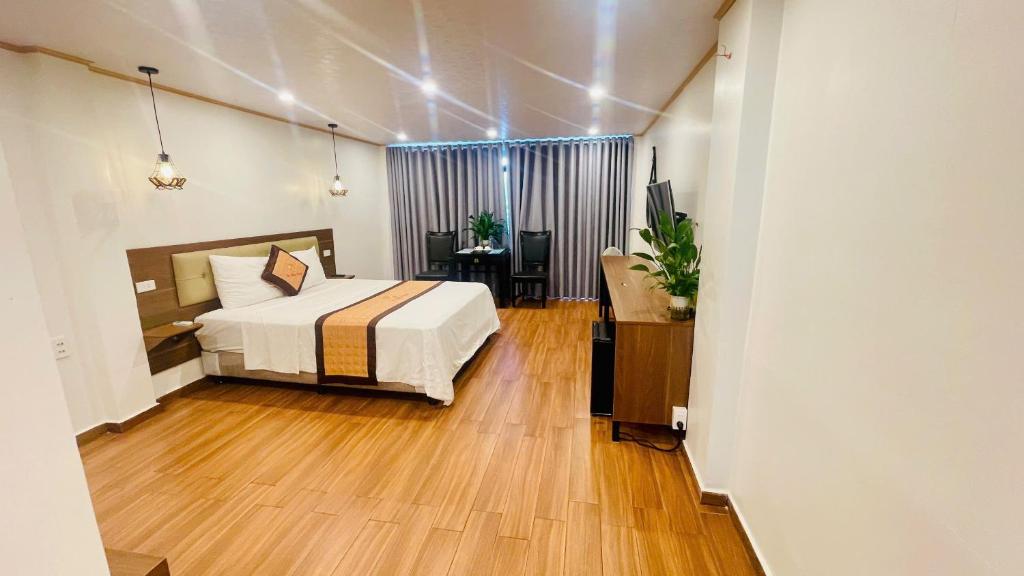 a bedroom with a bed and a desk in it at HOTEL TE AMO in Hai Phong