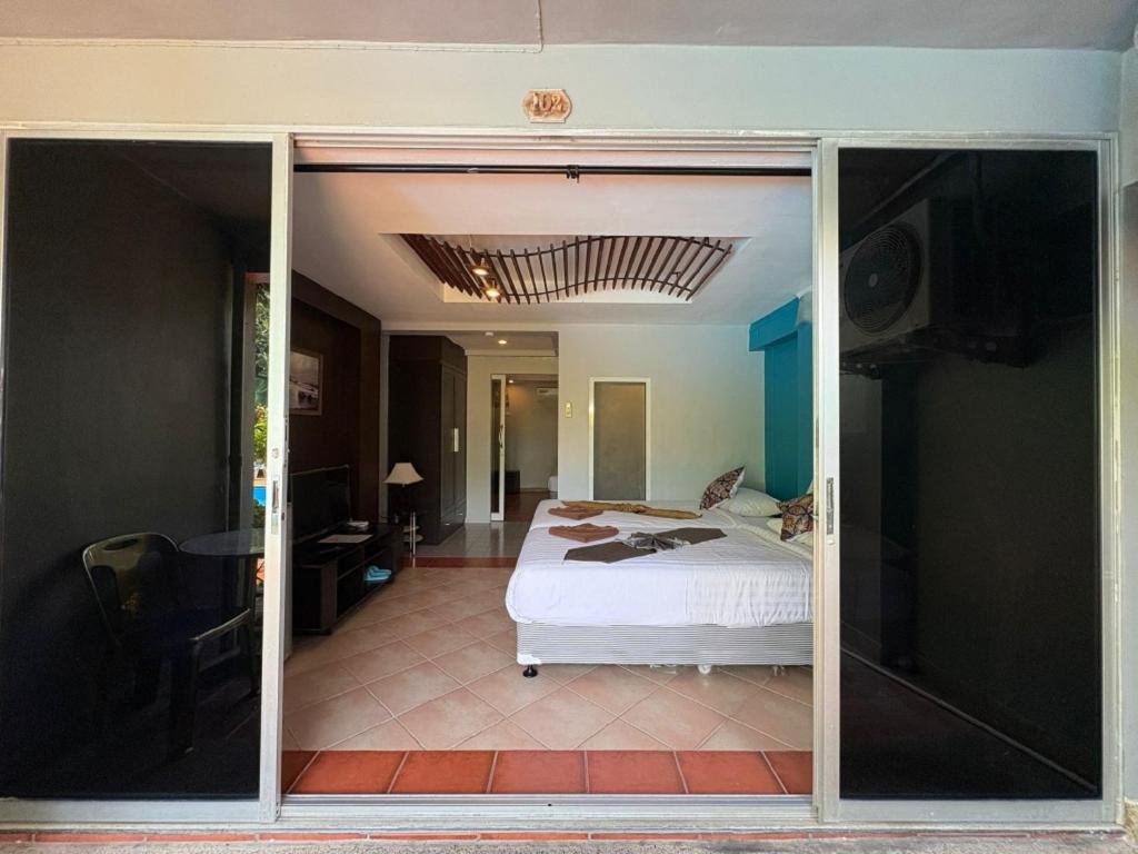 Beach Hotel Patong - PORTERHOUSE Boutique hotel - Resim 33