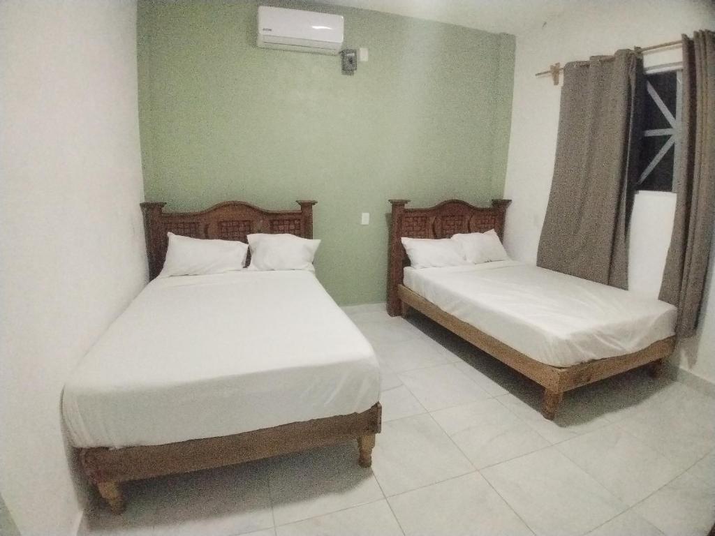 two beds in a room with at Casa Blanca Puerto Marqués 10 in Acapulco