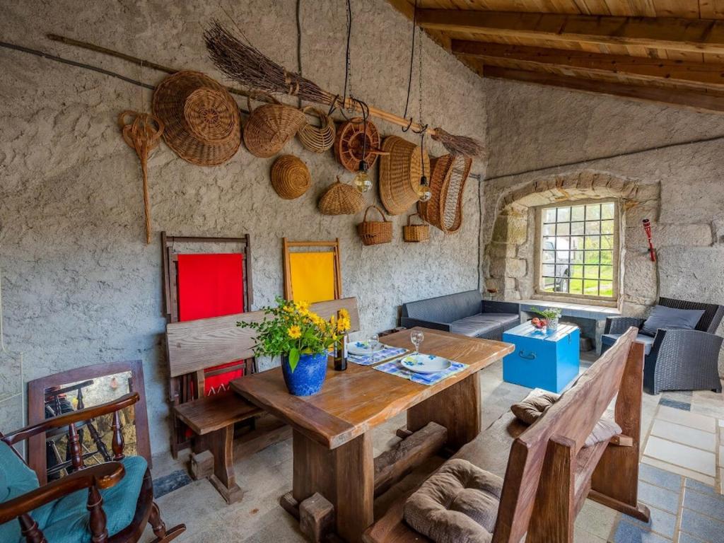 un soggiorno con un tavolo di legno e un divano di Holiday home Dane 22 a Dane