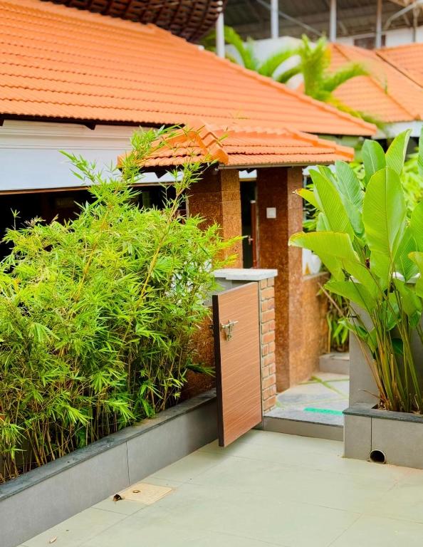 une maison avec un jardin planté de plantes devant elle dans l'établissement 2 bhk luxury independant heritage villa, à Trivandrum