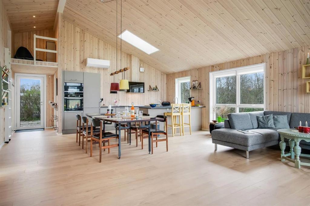 Dapur atau dapur kecil di Wooden House With Direct Access To The Sea