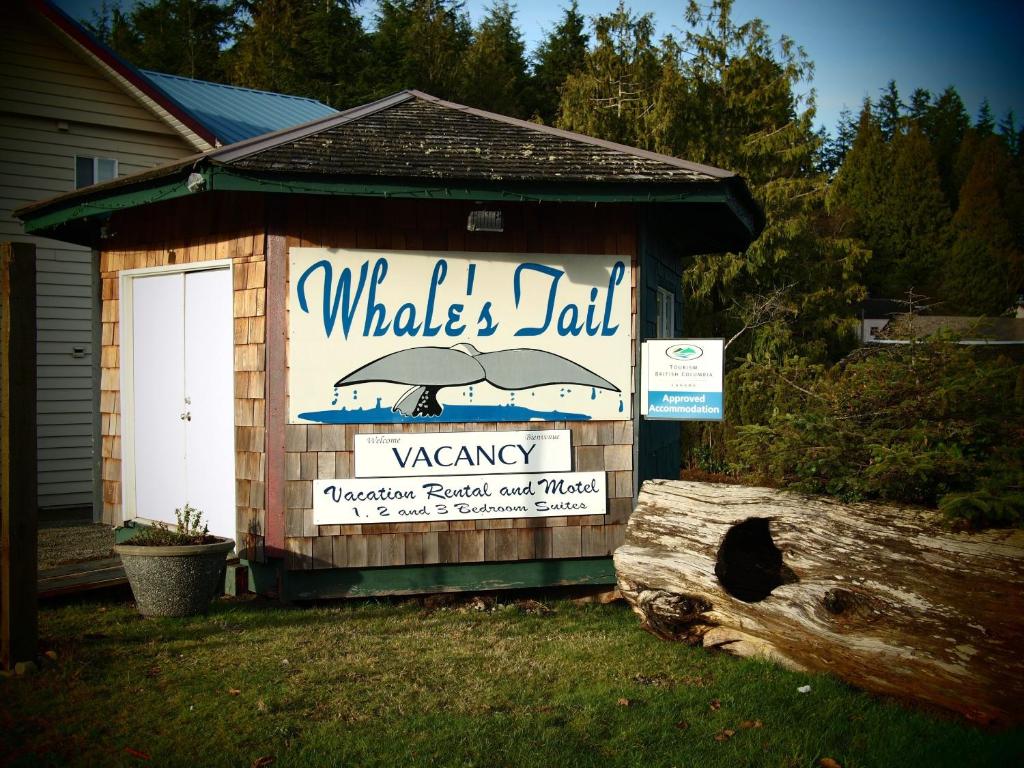 um sinal para um edifício com um sinal para um quintal em Whale's Tail Guest Suites em Ucluelet