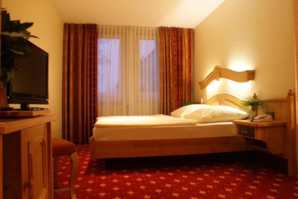 Postel nebo postele na pokoji v ubytování Hotel Kronprinz Garni