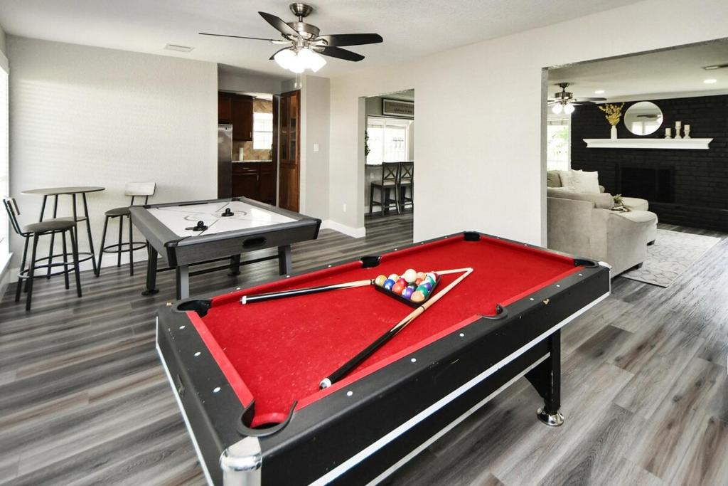 コンローにある4-BR Family Retreat in Quiet Conroe Neighborhoodのリビングルーム(ビリヤード台付)