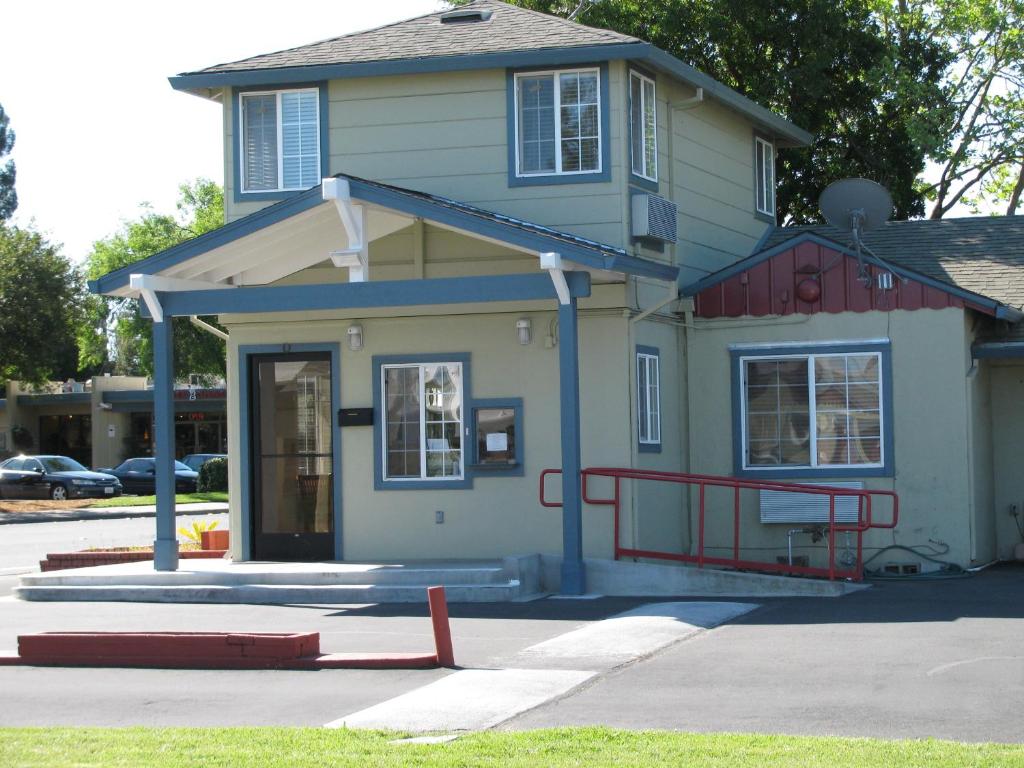 um edifício com um corrimão vermelho à frente dele em North Bay Inn Santa Rosa em Santa Rosa