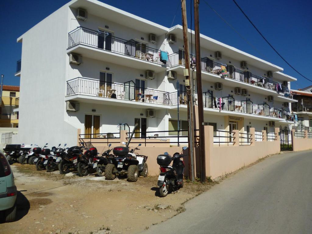 una fila de motocicletas estacionadas frente a un edificio en Despoina, en Skiathos