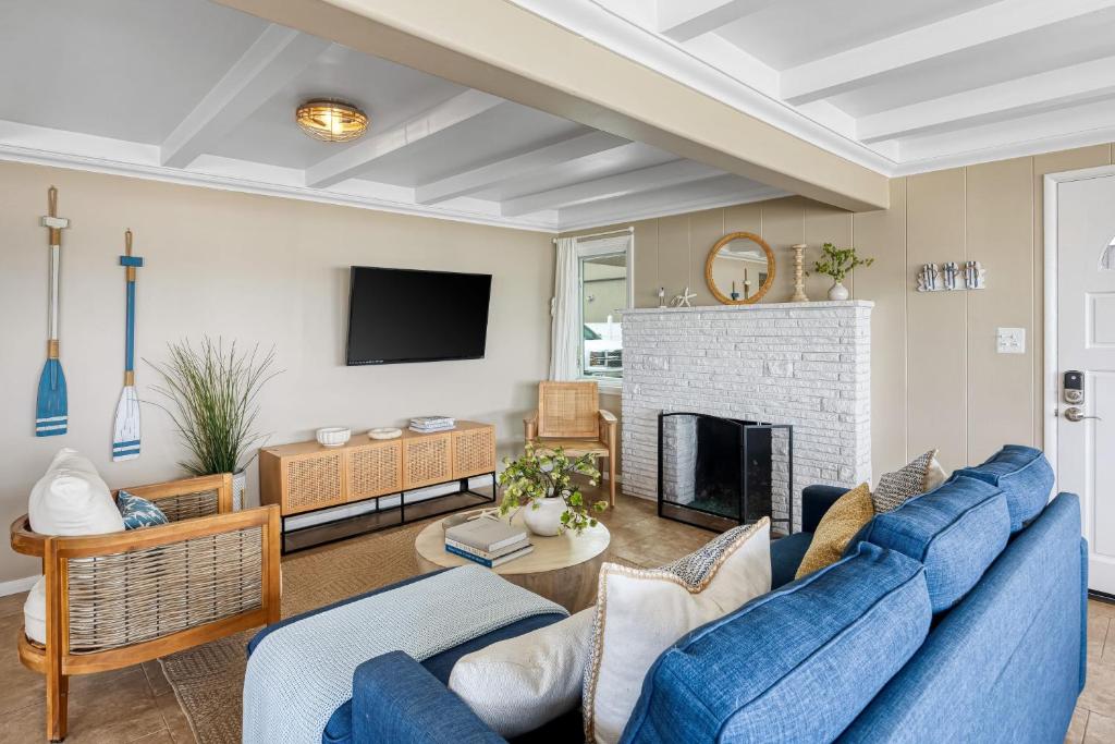 Μια τηλεόραση ή/και κέντρο ψυχαγωγίας στο The Edgewater Condos by AvantStay Waterfront Views and Short Walk to Beach
