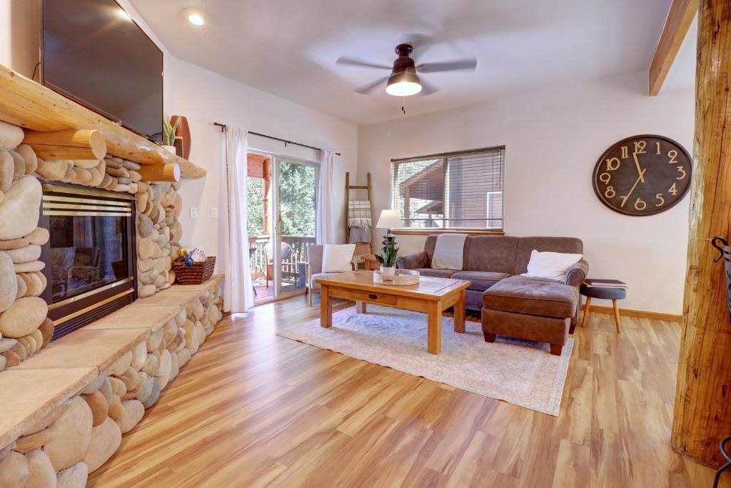 Χώρος καθιστικού στο 122 Lookout Ridge townhouse