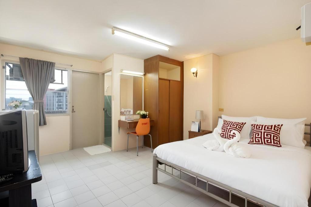 Un pat sau paturi într-o cameră la SURANG MANSION