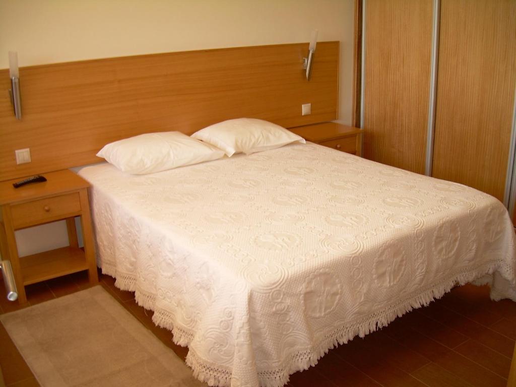Postel nebo postele na pokoji v ubytování Hotel Lagoa Azul do Geres