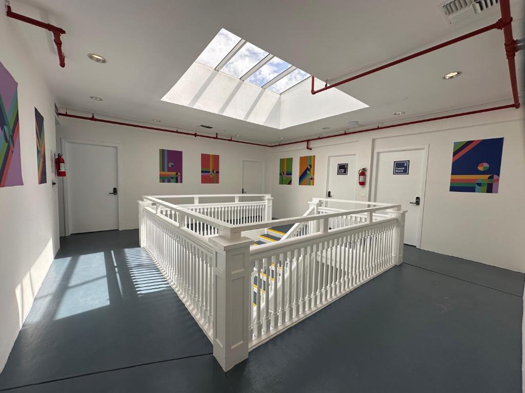 een kamer met een witte trap met een dakraam bij The Art Nook Creative Hostel Room in the Heart of Hollywood Los Angeles in Los Angeles