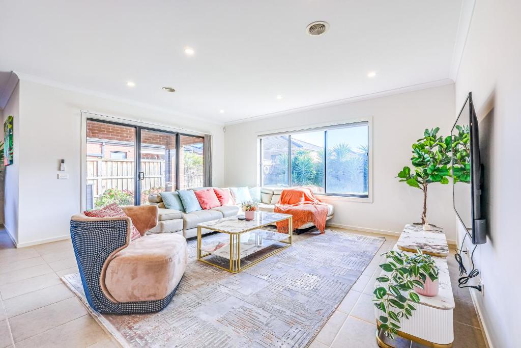 Χώρος καθιστικού στο StayAU 4BR Tranquil Family Escape House Point Cook