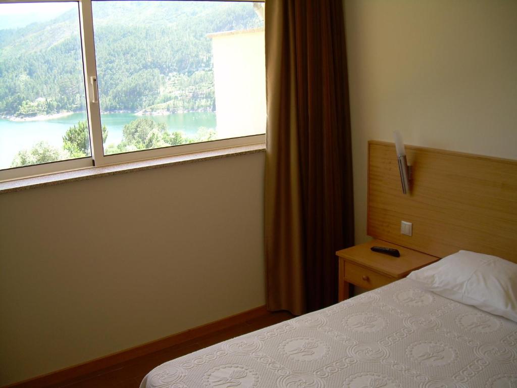 Postel nebo postele na pokoji v ubytování Hotel Lagoa Azul do Geres