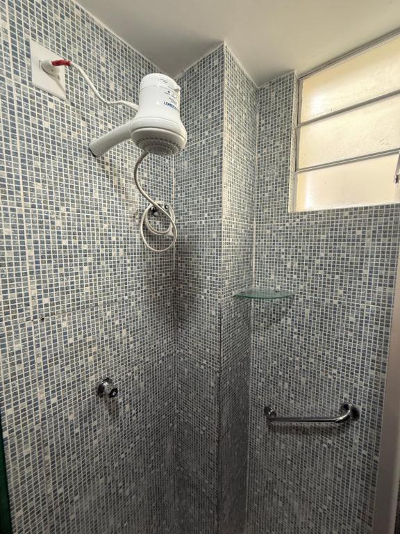 eine Dusche mit Duschkopf in einem Badezimmer in der Unterkunft Estúdio 9º andar em frente à Praça da República in Belém