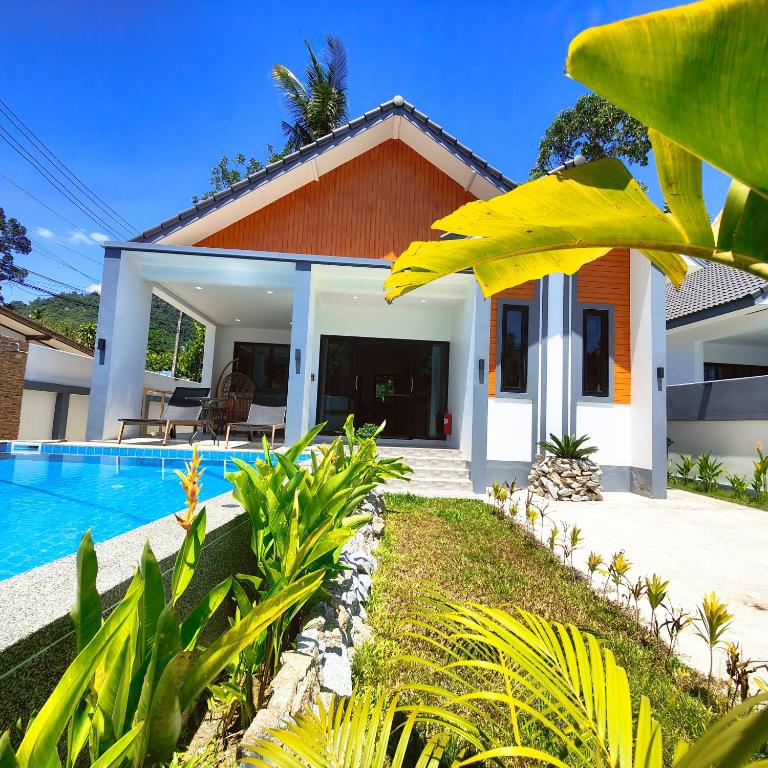 Villa mit Pool und Haus in der Unterkunft Villa Kokini in Koh Samui