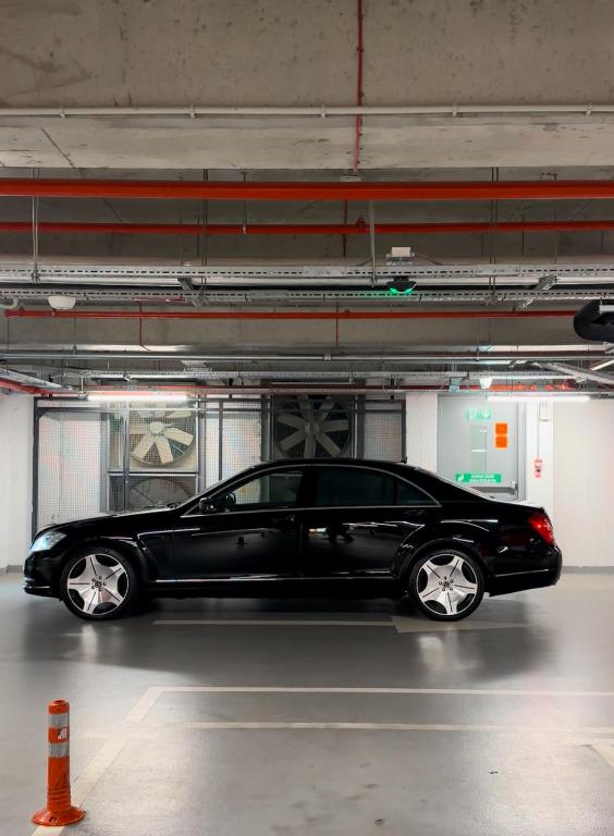 un'auto nera parcheggiata in un garage di Leo a Baku
