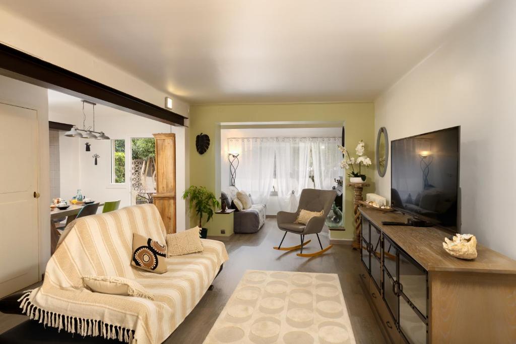 a living room with a couch and a table at Maison spacieuse & calme à 9 min de la Cité in Carcassonne