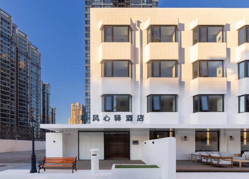 a building with a bench in front of it at Hefeng Xinyi Hotel Beijing Jinsong Guangqumenwai Subway Station Branch in Beijing