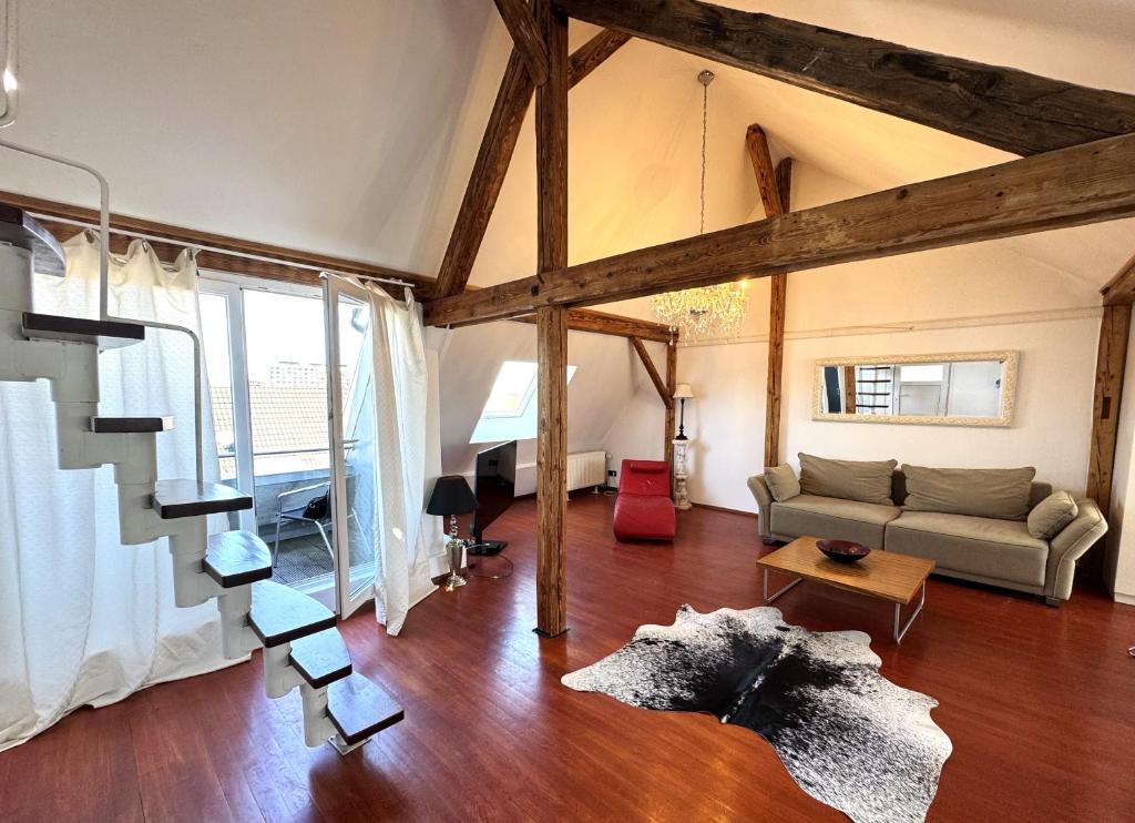 Un lugar para sentarse en City Lux Apartment in der Stadt