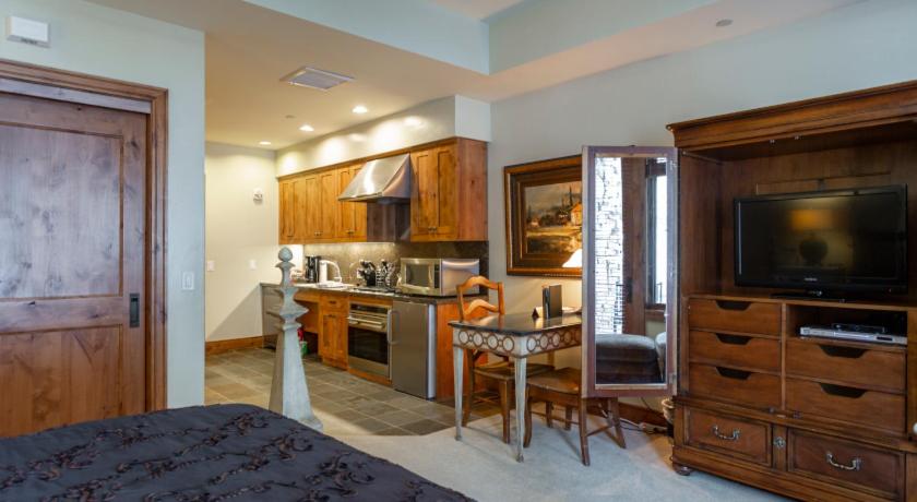 O bucătărie sau chicinetă la Shooting Star Lodge at Deer Valley Resort - Studio #102 Hotel Room