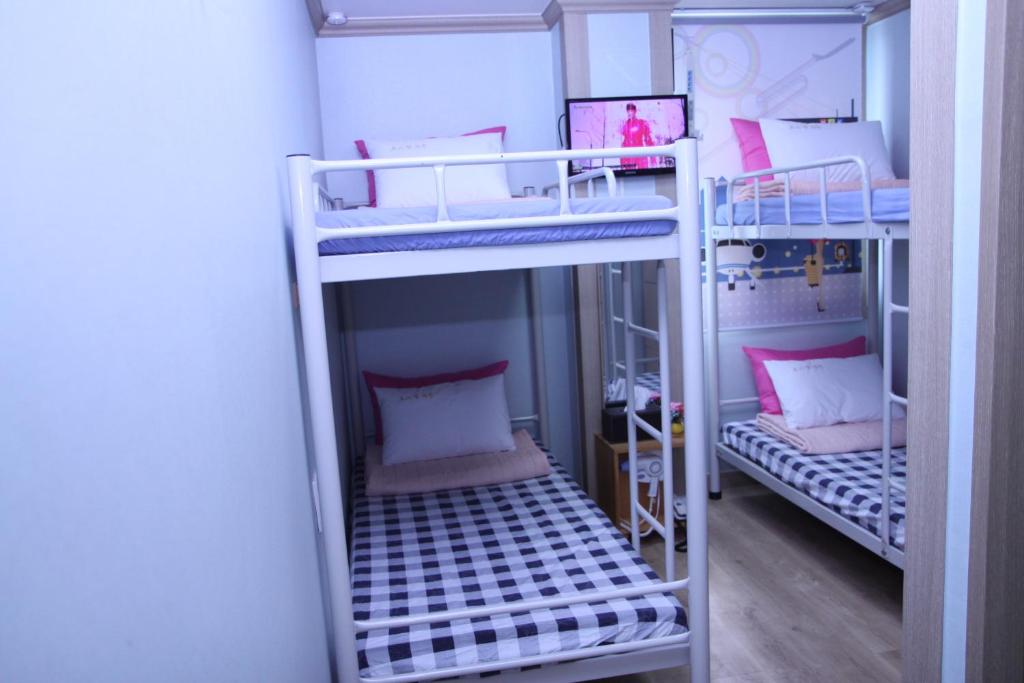 Postel nebo postele na pokoji v ubytování Hostel Dahyun & Guesthouse