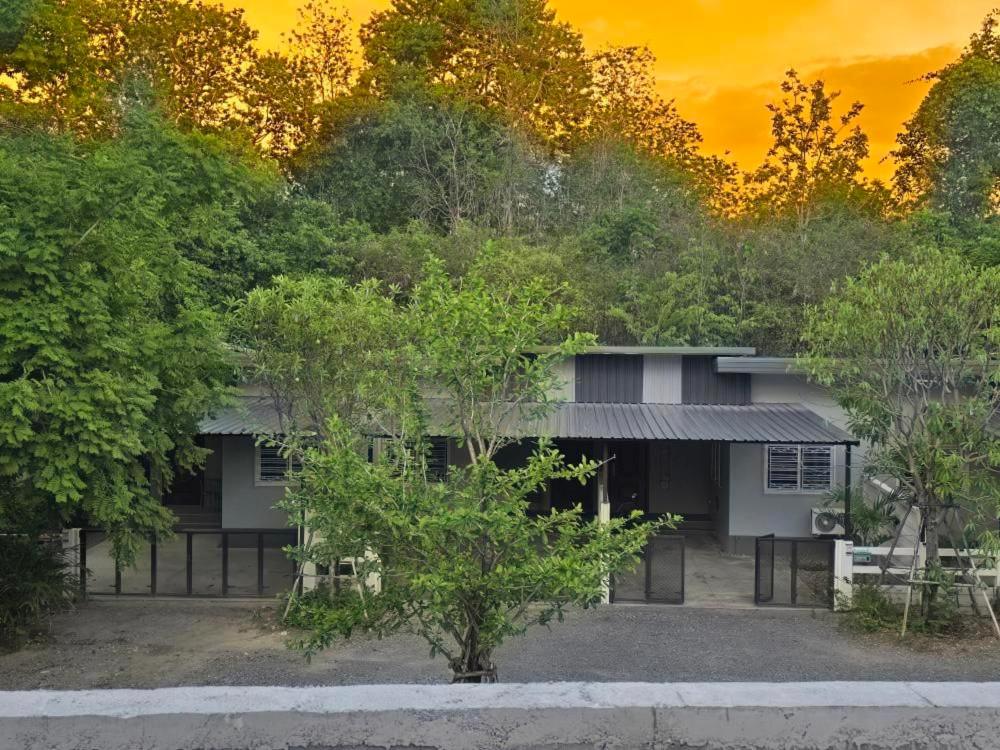 Ban Ko KrangにあるKanchanaburi Hideawayの前に木がある建物