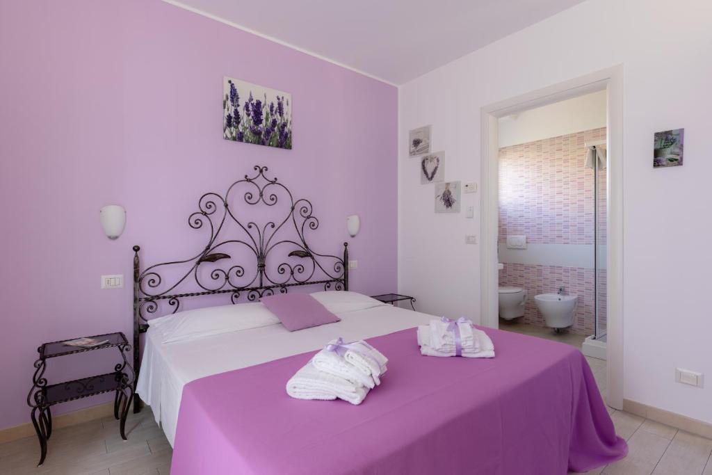 a bedroom with a bed with towels on it at Appartamento Giglio in Numana