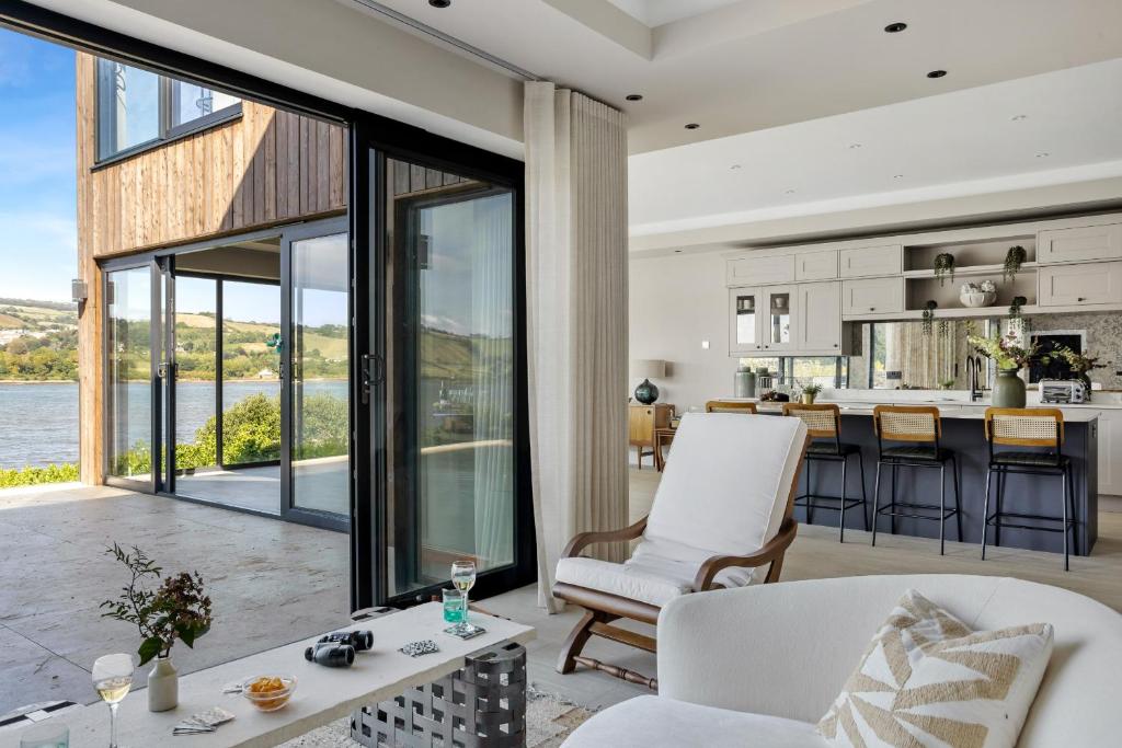 Istumisnurk majutusasutuses Gable View - Luxury Riverside Sanctuary