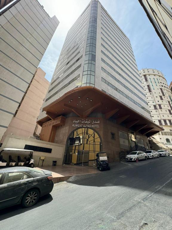 a building with a car parked in front of it at فندق الميقات أجياد in Mecca