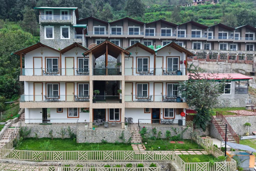 Gallery image of The Hoften Snowia Luxury Stay Near Bhalugarh Waterfall in Jāmb