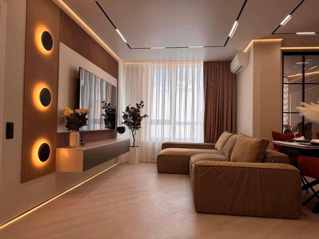 基希讷乌1-2 Bedrooms central with in house restaurant的客厅里有一张沙发和一张桌子。