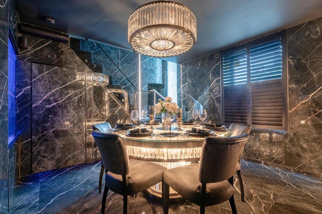 a luxurious dining room with a round table and chairs at Brierley Club Hideaway Chic 7 Star Retreat in Rishton