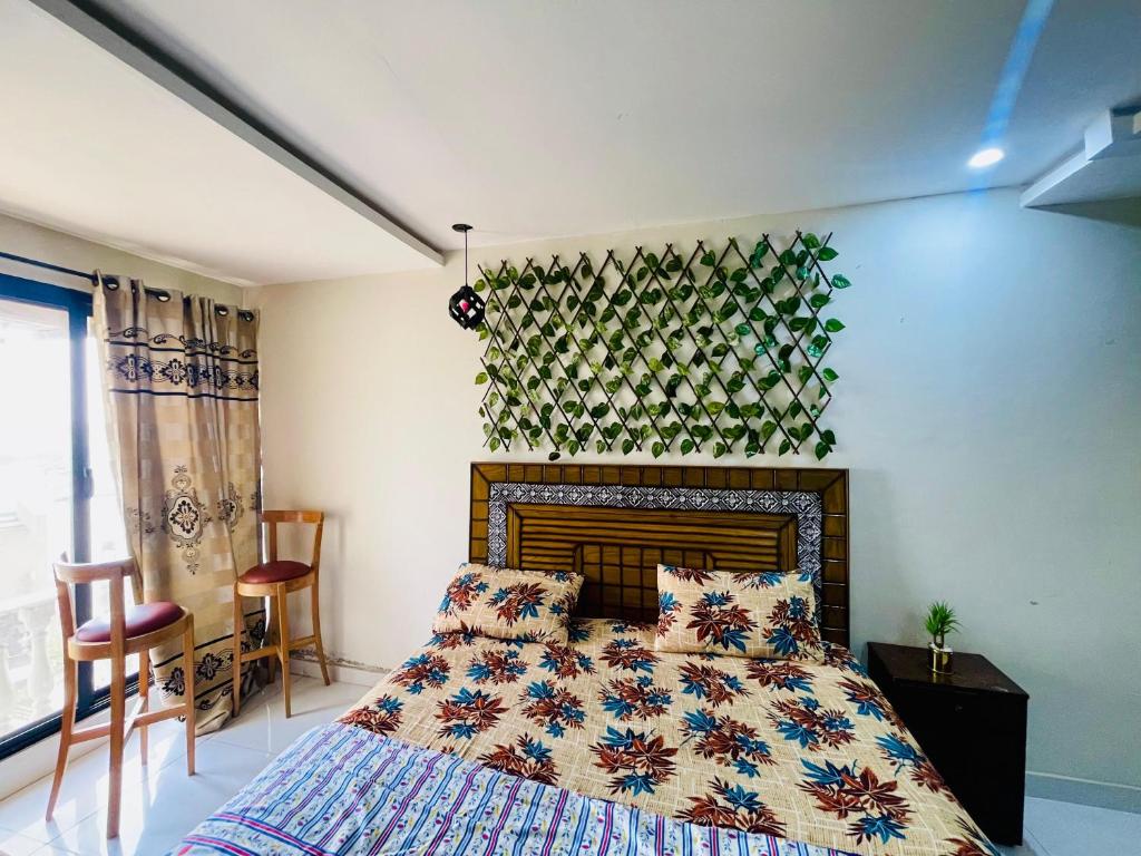 Postel nebo postele na pokoji v ubytování Gulberg Luxurious Cozy 1 BHK Appt