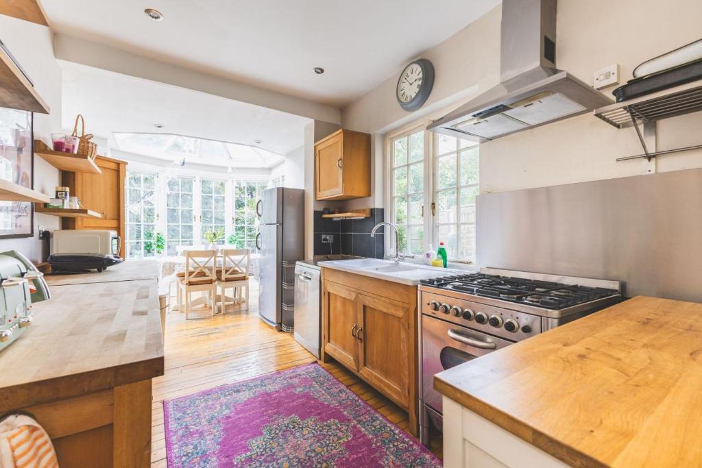 Kuchyň nebo kuchyňský kout v ubytování Spacious 3BR House with Large Garden & Private Parking, Near Station & Amenities