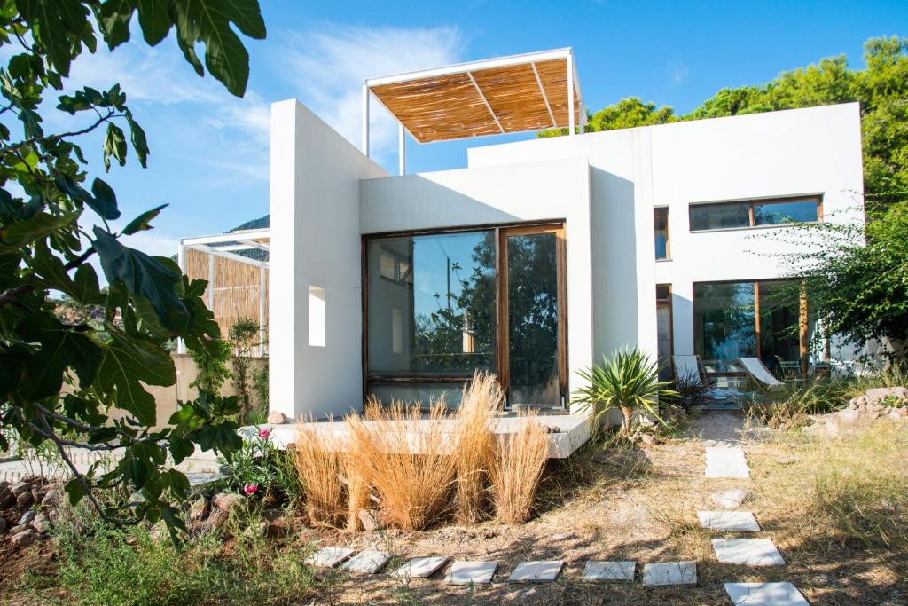 Un jardín fuera de Seafront House in Vathi, Methana