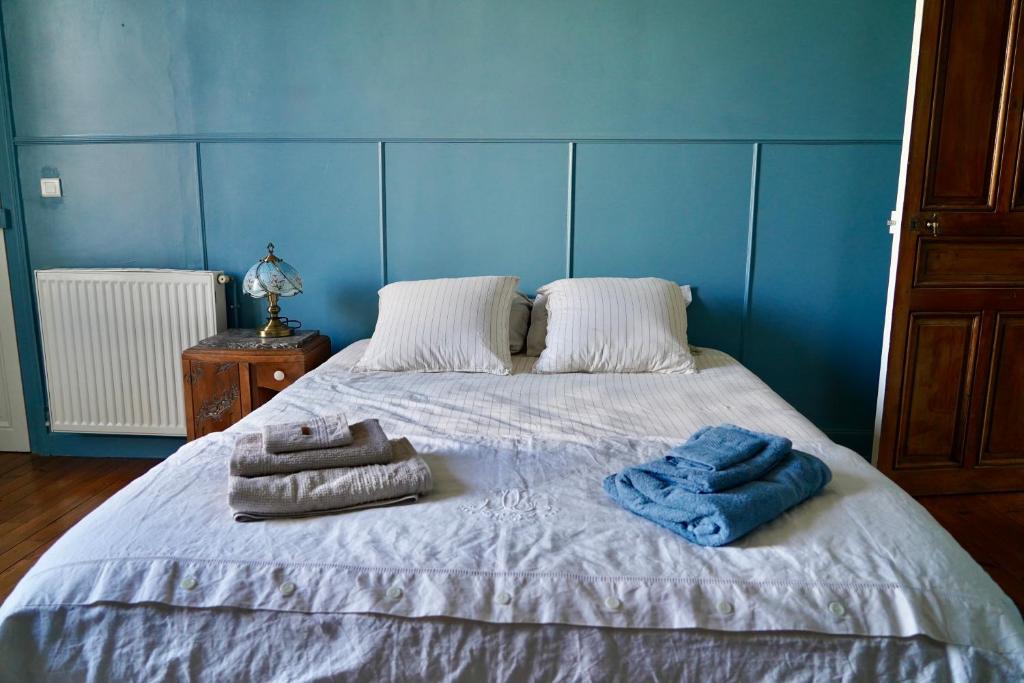 a bedroom with a bed with towels on it at Appartement Nr 1 Centre Ville 2 personnes 50m2 rénové in Tarbes
