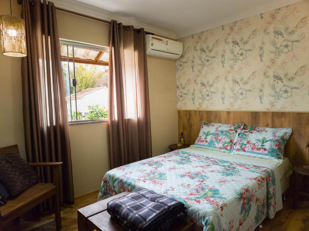 a bedroom with a bed and a window at Apto Aconchegante Na Cidade do Café in Brejetuba
