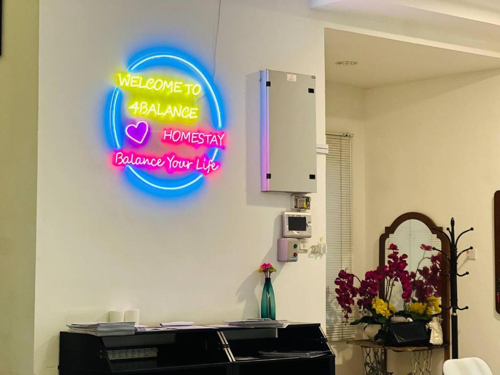 un cartello che dice benvenuti all'ambulanza onestà credi nella tua vita di KL 5KM MidValley Karaoke Bungalow38Pax 20Cars a Kuala Lumpur